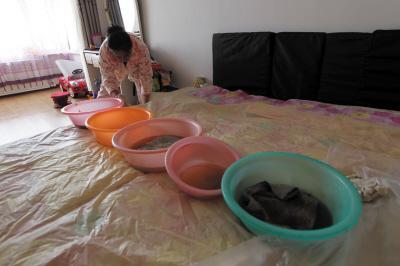 永胜楼上漏水，住户失联，小区没物管，业主维权难！律师来支招……